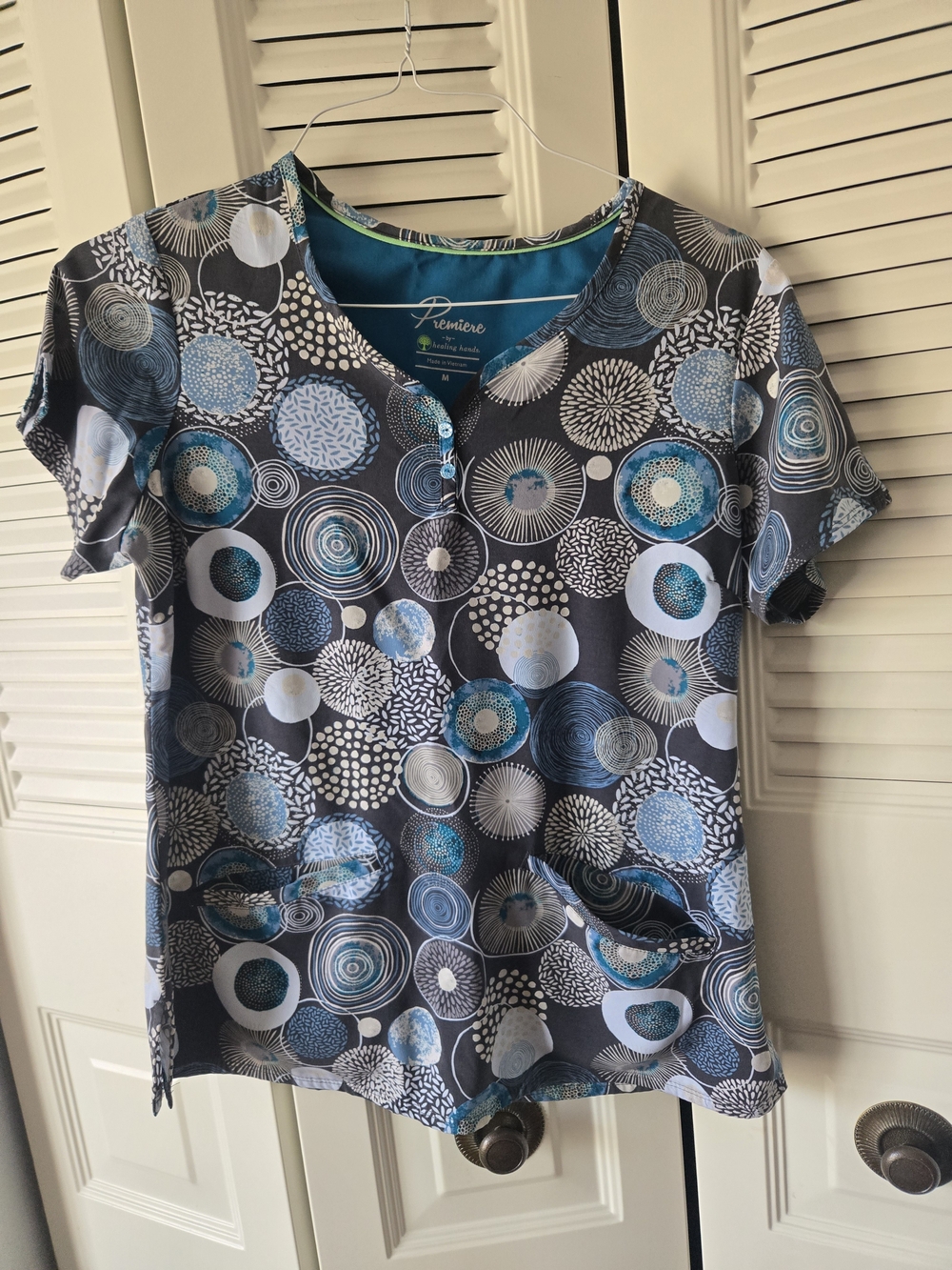 Premier Women's Gray and Blue Circular-Print Short Sleeve Top